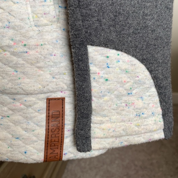 Quilted Ampersand Avenue Doublehood - Picture 4 of 7